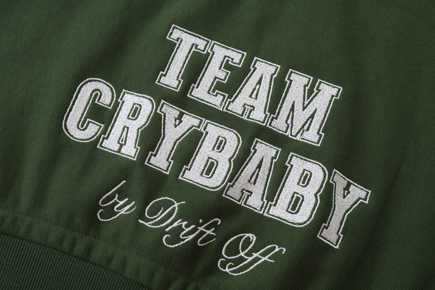 Sudadera Corta con Capucha y diseño "CryBaby" en color Verde oscuro