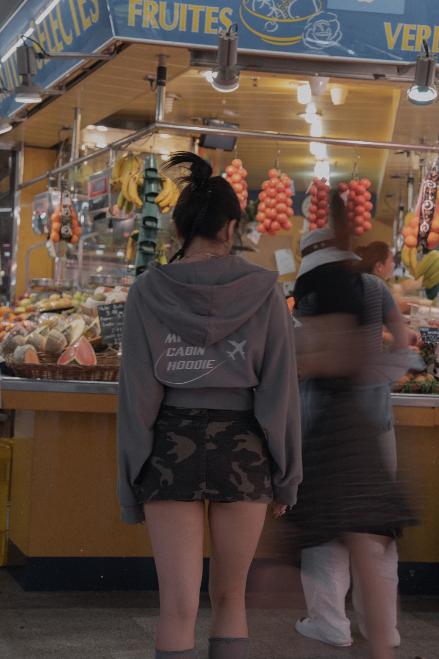 Sudadera Corta con Capucha y diseño "Cabin" en color Carbón