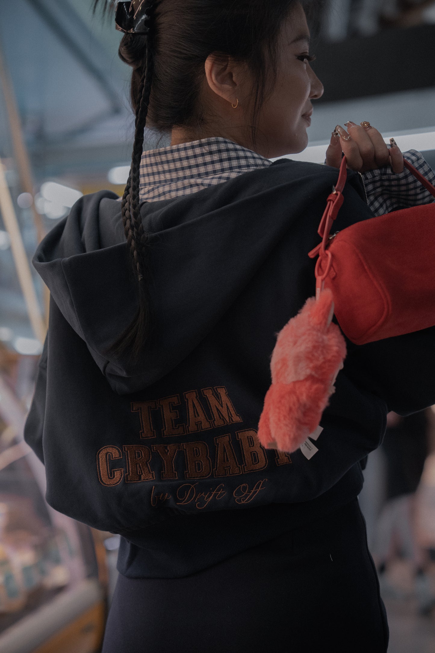 Sudadera Corta con Capucha y diseño "Crybaby" en color Azul marino