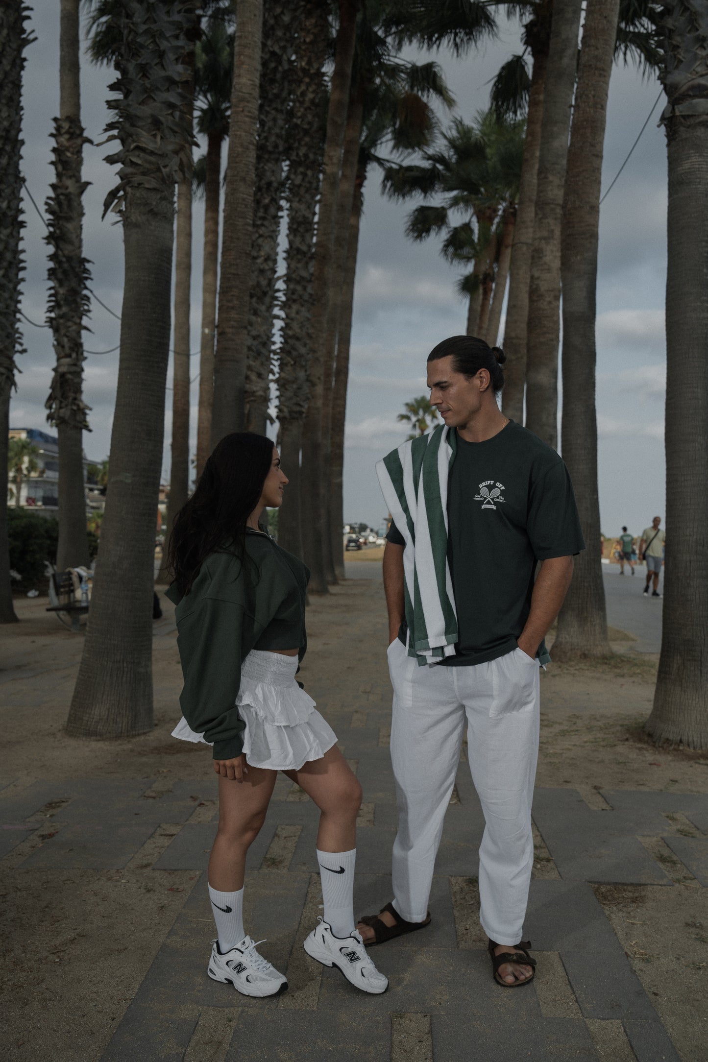 Sudadera Corta con Capucha y diseño "CryBaby" en color Verde oscuro