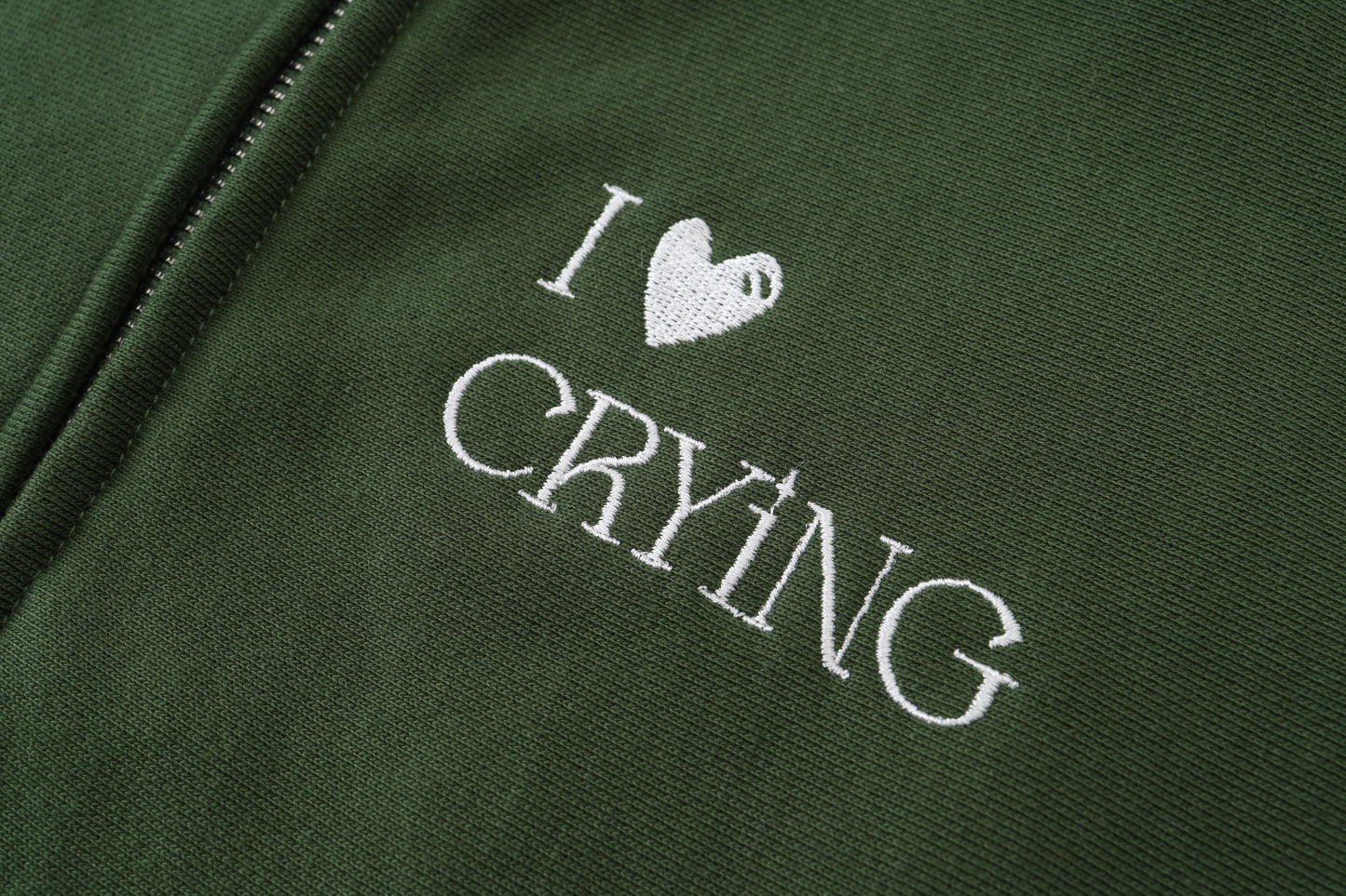 Sudadera Corta con Capucha y diseño "CryBaby" en color Verde oscuro