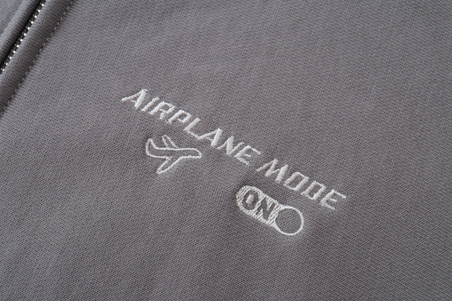 Sudadera Corta con Capucha y diseño "Cabin" en color Carbón