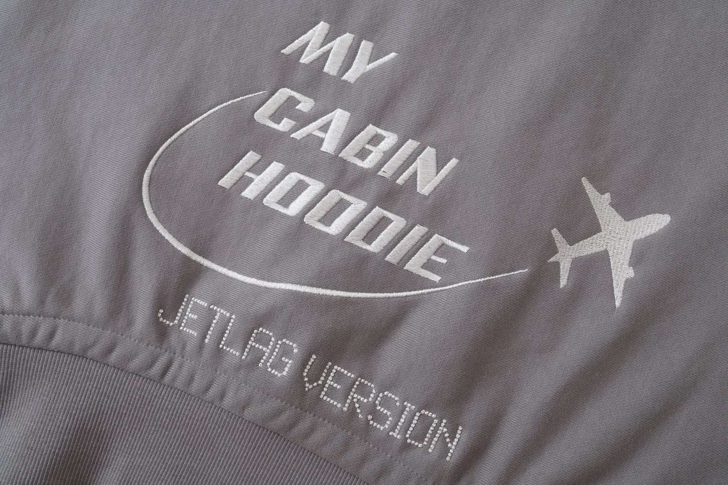 Sudadera Corta con Capucha y diseño "Cabin" en color Carbón